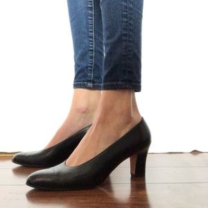 VINTAGE Salvatore Ferragamo black pumps